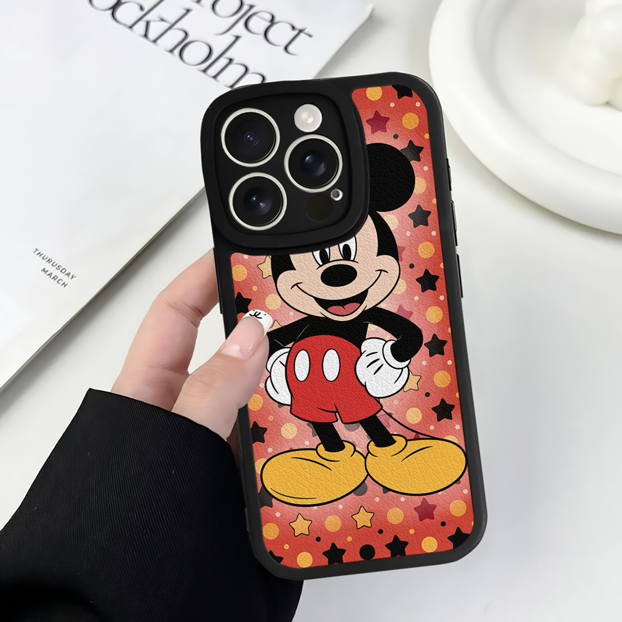 （画像用） ミッキーマウス Mickey Mouse 【iPhone 16シリーズ対応】シリコンスマホケース（レザー調） 材質：シリコン